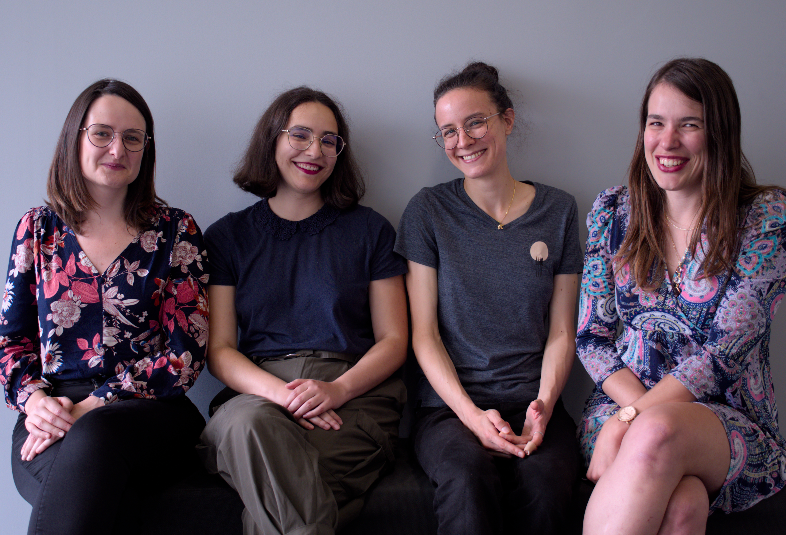 Photographie (décontractée et souriante) de l'équipe projet. De gauche à droite : Marianne Vigneulle, Marie Assaf, Laure Saincotille, Claudia Marquet