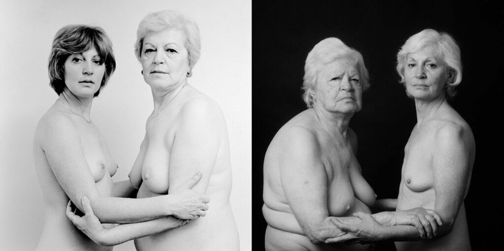 BERG Niki Mother and Me At Ages 40 and 60 (1982) et Mother and Me At Ages 60 and 80 (2002), diptyque issu de la série Generations. Diptyque de photographie en noir et blanc représentant une mère et sa filles, posant nues, face à face, en se tenant les bras. Toutes deux ont les cheveux courts. Sur la photo de gauche, la plus jeune est à gauche et a encore les cheveux foncées. Sur la photo de droite, la plus jeune est à droite mais a à présent les cheveux blancs et son visage est ridé. Sa mère est davantage voûtée et a plus de rides sur le corps.