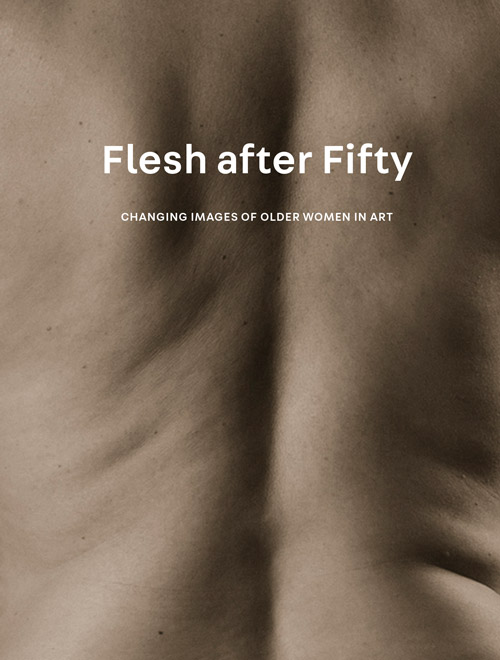 Affiche de l'exposition Flesh after fifty. Photographie en couleur du dos d'une femme qu'on devine âgée, car sa peau se ride.