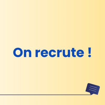 Texte "on recrute" en bleu sur fond jaune pâle.